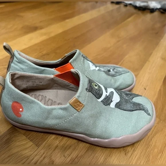 Women’s UIN Slip on sneakers loafers Bear Hug size 7 sage green EUC - Picture 2 of 7